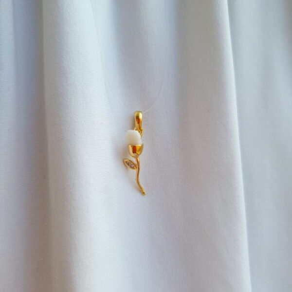 Pingente de Dente de Flor única banhado a ouro 18k