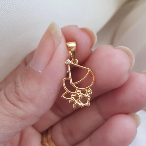 Encontre a magia no Pingente Fadinha Fada Aster Banhado a Ouro 18k. Design exclusivo Aline Miranda para eternizar suas memórias. Garanta o seu agora!